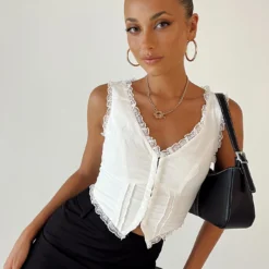 Princess Polly Silvanna Top White -Modeoryx Sales Store 0 modelinfo Alexis us2 5e55db48 bd44 46d4 be98 00e224b40980