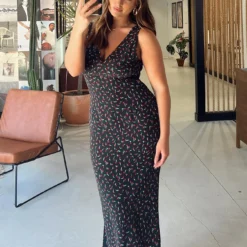 Princess Polly Garrick Maxi Dress Black / Red -Modeoryx Sales Store 0 modelinfo mikayla us8 aff76e8c 409e 4d49 af5c 769d7443cccb