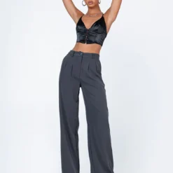 Princess Polly Ashbourne Top Black -Modeoryx Sales Store 2 modelinfo Bella us2 a45ac7f4 4651 4d22 8b4e 1e4da6511eb4