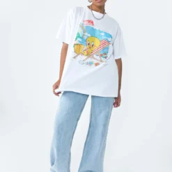 Looney Tunes Tweety Post Card Vacation Oversized Tee White -Modeoryx Sales Store 2 modelinfo Sarah us6 b28f6ba0 aa27 47c5 ac01 5e2a795f6976
