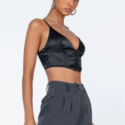 Princess Polly Ashbourne Top Black -Modeoryx Sales Store 3 modelinfo Bella us2 70aff645 10c6 47b3 b2f1 4f59e67c8dbf