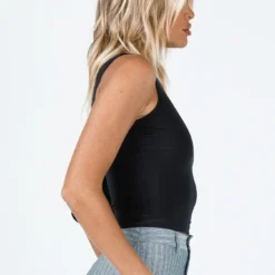 Milford Top Black -Modeoryx Sales Store 3 modelinfo Chelsea us4 ed94b540 f84f 4aff ae25 787c10e0b0d5