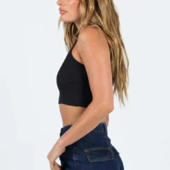 Princess Polly Patterson Top Black -Modeoryx Sales Store 3 modelinfo Saskia us2 b57ef591 2506 4b23 974e cbfd4cacaf0a