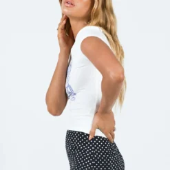 Princess Polly Arcadian Tee White -Modeoryx Sales Store 3 modelinfo Saskia us2 c398c62f 40b5 4b0f 883e 9da670ef4eea