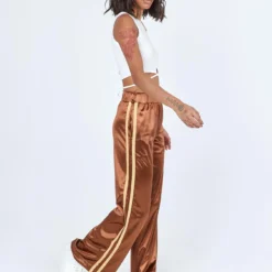Princess Polly Dave Trackpants Brown -Modeoryx Sales Store 3 modelinfo feturi us2 2933a324 a82f 4647 8e25 fdcf8412e393