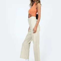 Princess Polly Carter Pants Beige -Modeoryx Sales Store 3 modelinfo fiona us0 5500bd9e 06c4 4247 a2d2 10723581a9d7