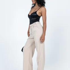 Princess Polly Brenner Pants Beige -Modeoryx Sales Store 3 modelinfo lyric us2 76add107 1b56 4177 9ebd 1d2b6e34d04d