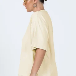 Princess Polly Yosemite Tee Beige -Modeoryx Sales Store 3 modelinfo mikayla us6 99f7c910 8004 4877 ad40 e2a3d22698a8