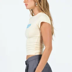 Princess Polly Vacation Forever Tee Cream / Blue -Modeoryx Sales Store 3 modelinfo saskia us2 eae21578 2bbb 4e6e 92df 4e9b97e6d6bf