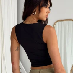 Zoe Top Black -Modeoryx Sales Store 4 model info Josephine us2 339a96ba aa57 4654 9e16 1df16ea96500