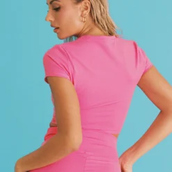 Running Club Graphic Crop Top Pink -Modeoryx Sales Store 4 modelinfo Alexis us2 6c1c0c01 0b46 4294 8f73 0d66556a4cca