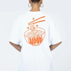 Noods Oversized Tee White -Modeoryx Sales Store 4 modelinfo Alexis us2 7087fa82 6369 4c06 890f d1e946e093cb