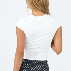 Princess Polly Arcadian Tee White -Modeoryx Sales Store 4 modelinfo Saskia us2 b6c7db3c a548 40ae bd2f 456b7069791b