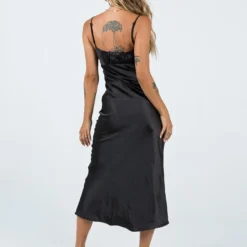 Averie Midi Dress Black -Modeoryx Sales Store 4 modelinfo cathlin us2 f3975cae a86c 4852 aaa1 d8a803945943